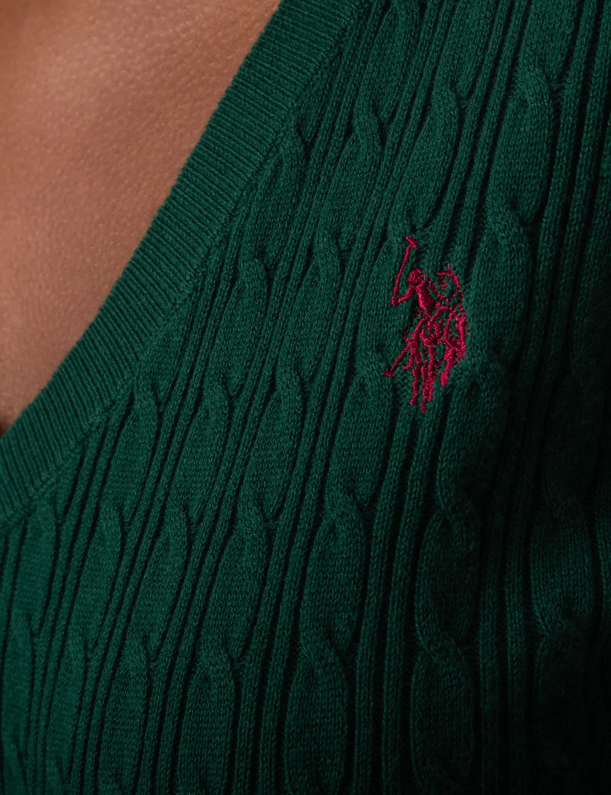 CABLE KNIT V-NECK SWEATER