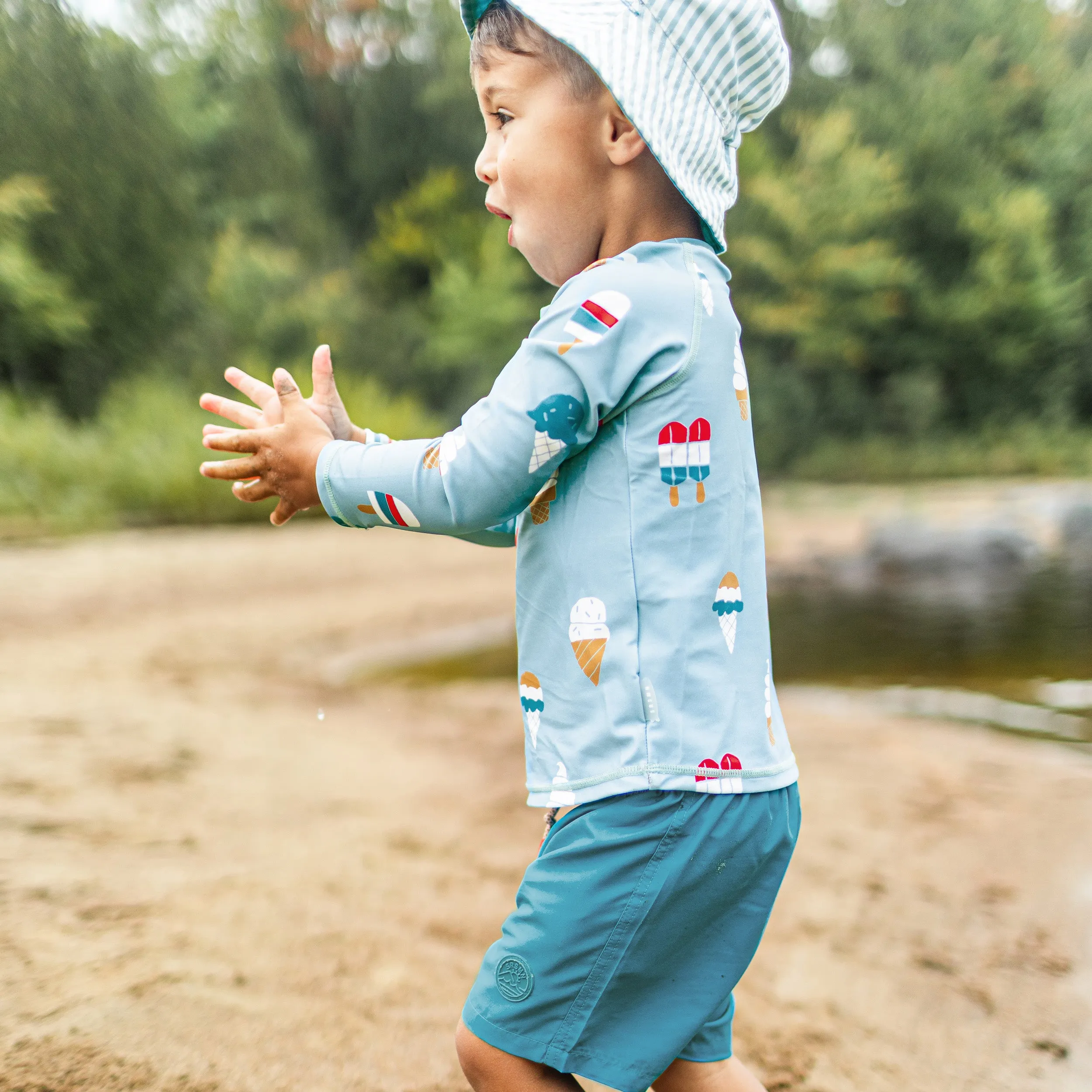 T-shirt de bain à manches longues bleu avec motif de friandises glacées, bébé || Blue long sleeves swim t-shirt with icy treat print, baby